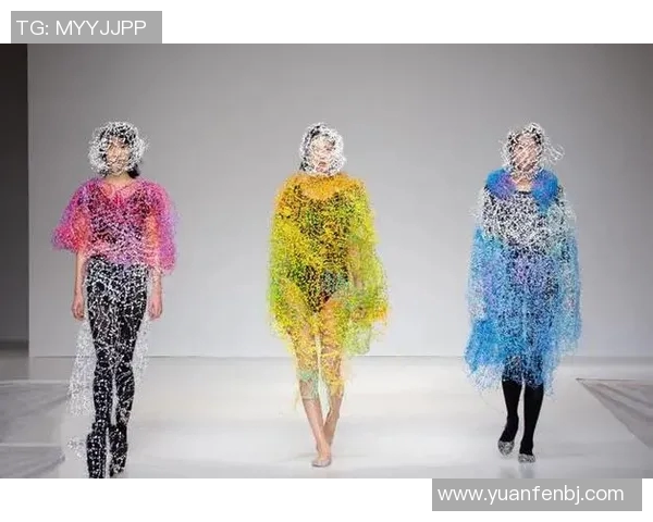 足球明星签名照与女性魅力的完美结合展现独特风采与时尚魅力